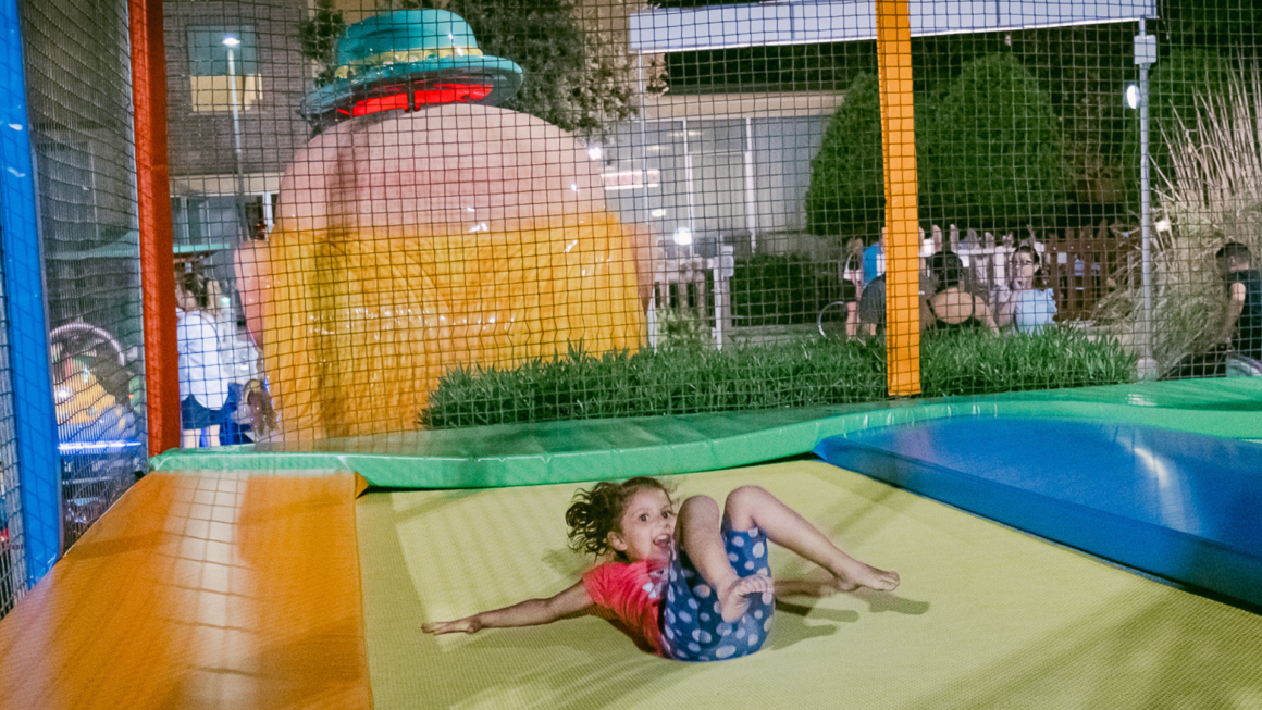 Reti elastiche per bambini: il divertimento in un salto