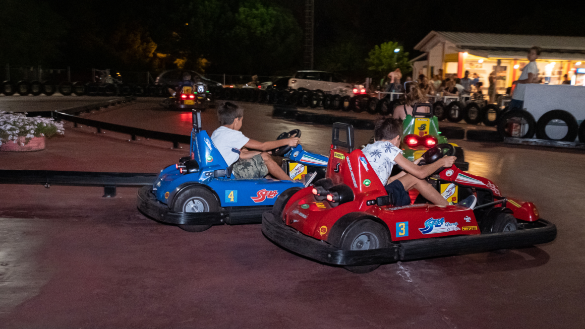 Pista di Go kart: adrenalina e divertimento per piloti in erba al parco divertimenti Cavallino Rosso